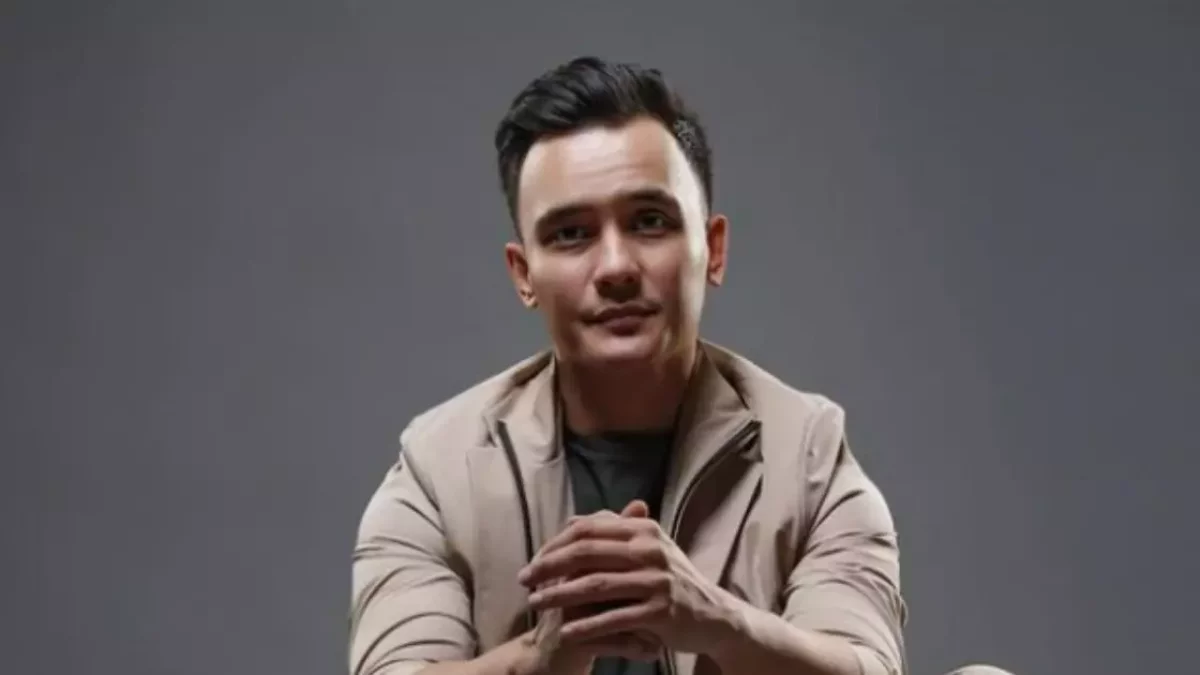 "Жан жарыма рахмет": орден дауынан кейін шетелге кеткен Әли Оқапов жұбайына алғыс айтты