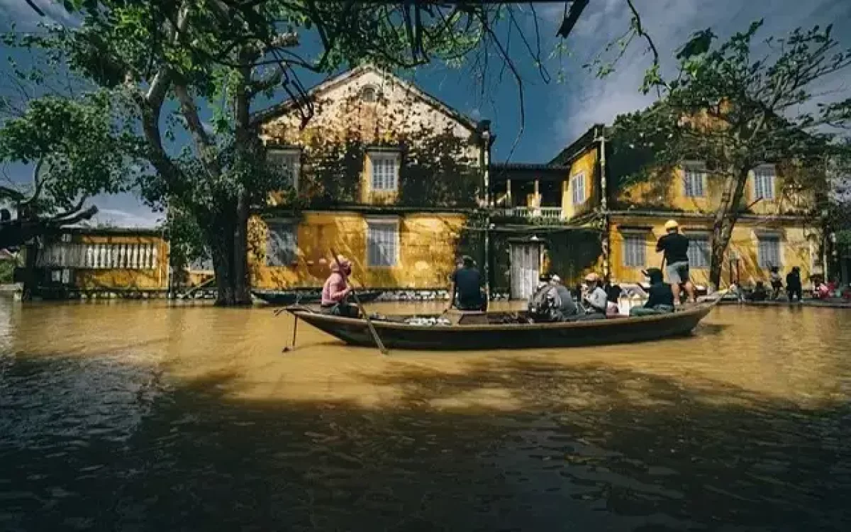 Вьетнамда су тасқынынан кейін мыңдаған үй су астында қалды