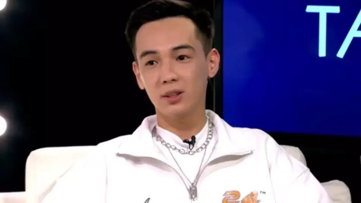 Блогер Дархан Жолшыбеков ата-анасына 80 млн теңгелік тосынсый жасады