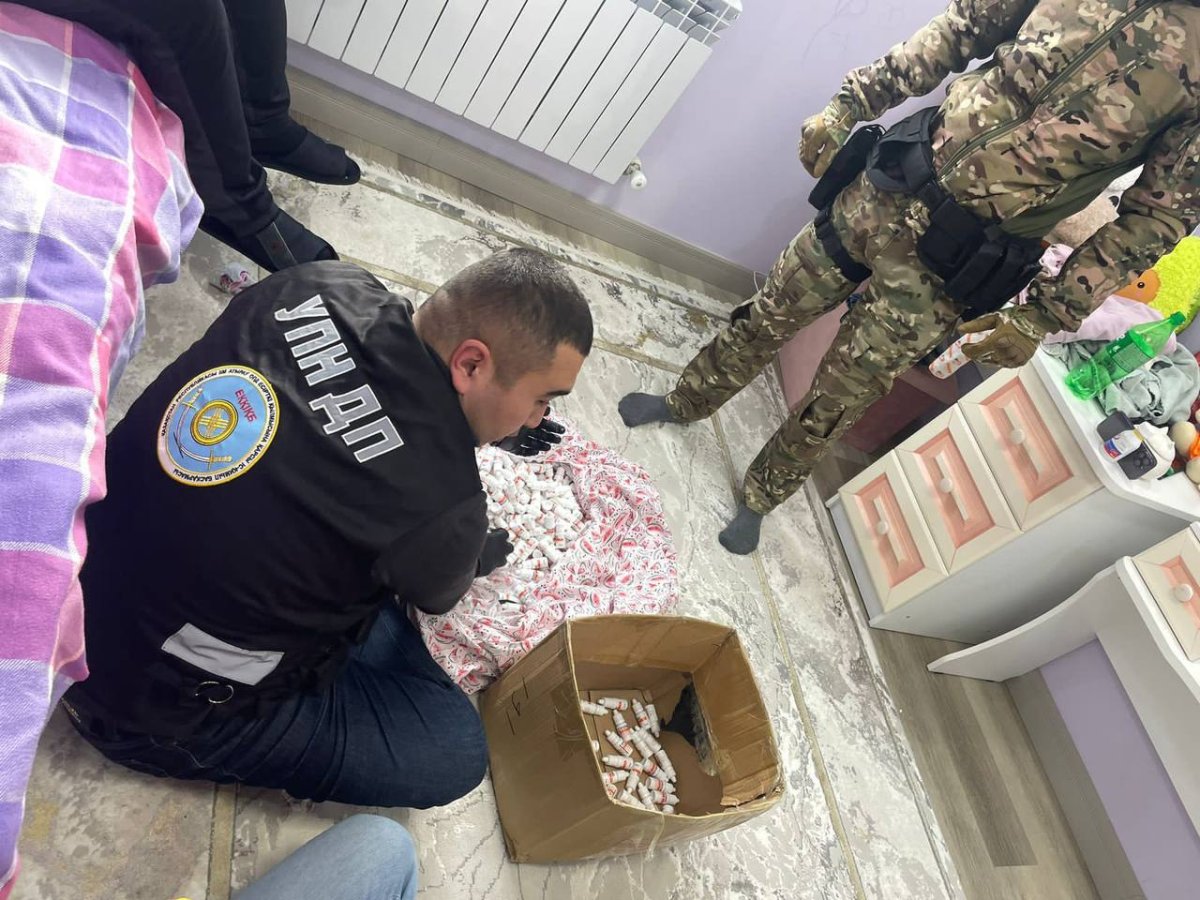 Оружие, осетров и психотропные препараты нашли у подозреваемого в хранении наркотиков в Атырау