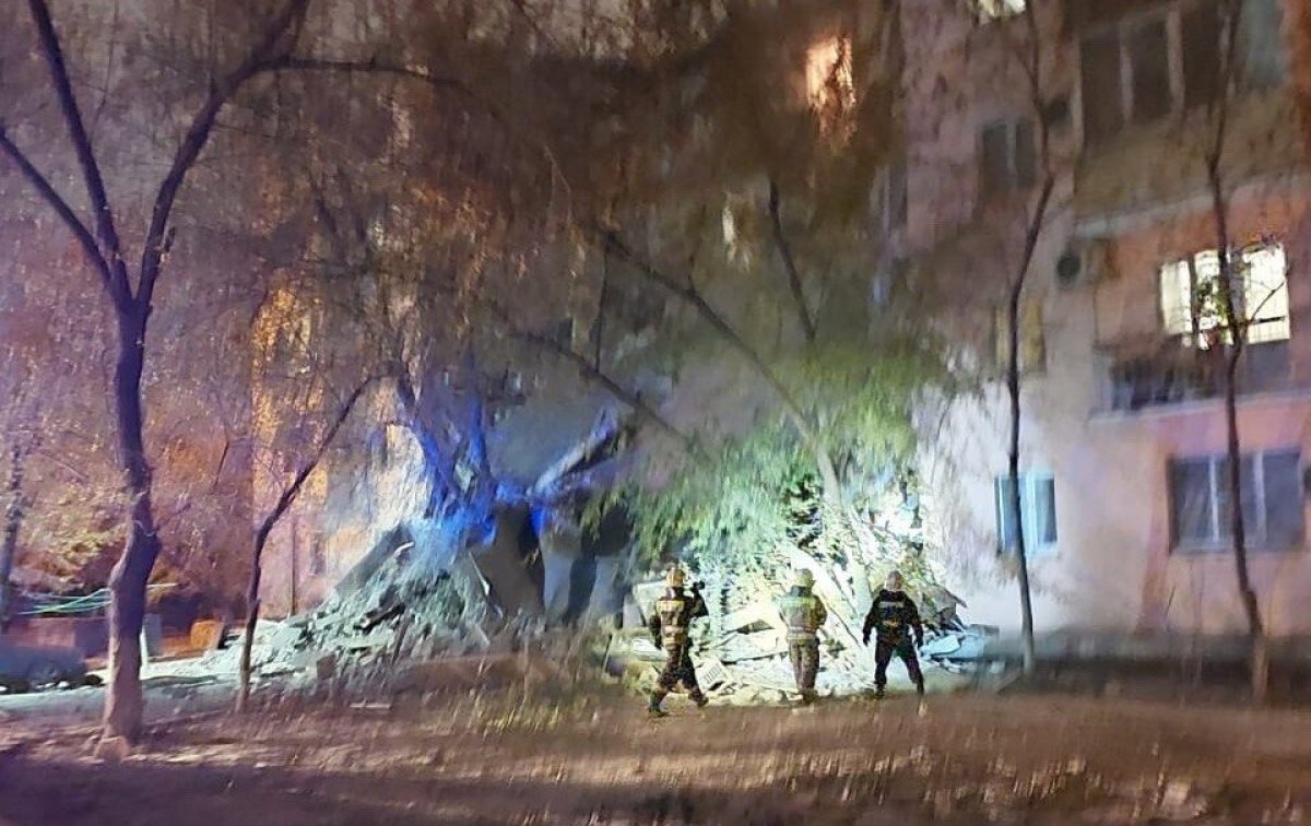 Одна женщина погибла при обрушении дома в Астрахани