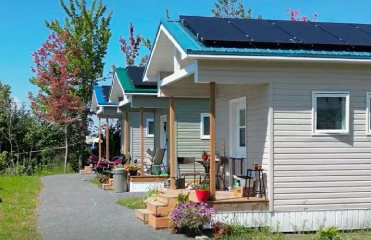 Миллионер өз ауданының тұрғындарына 99 үй салып берген