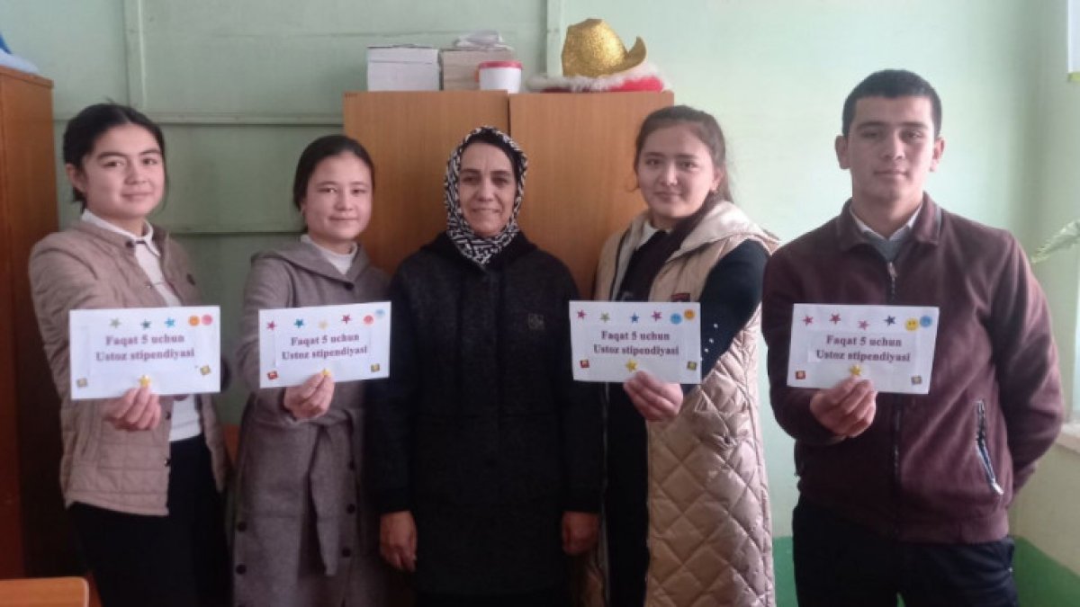 Мұғалім өз жалақысынан үздік оқушыларға шәкіртақы беріп жүр