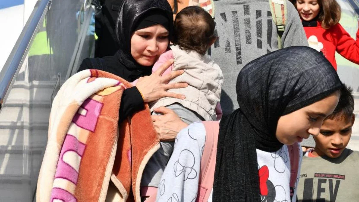 Газа секторындағы қазақстандықтар мен олардың отбасы мүшелері Алматыға ұшып келді