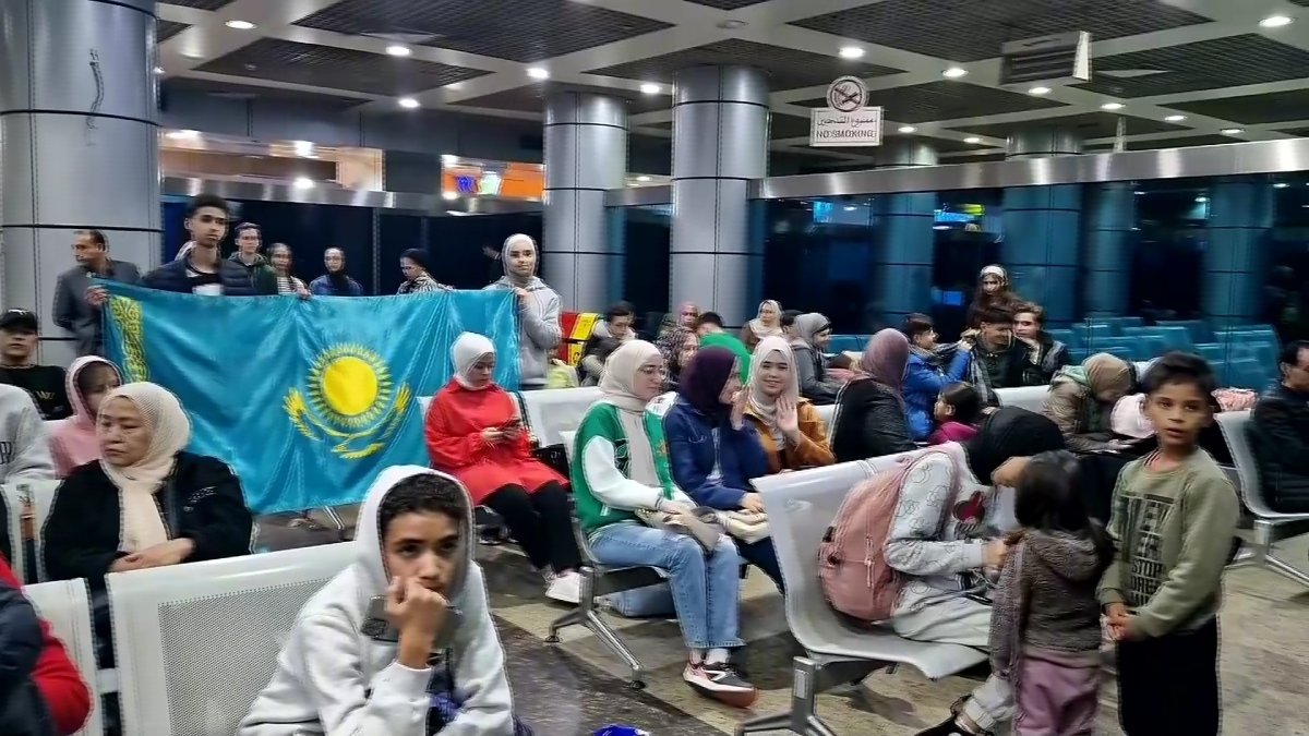Эвакуированные из сектора Газа казахстанцы с детьми прибыли в Казахстан