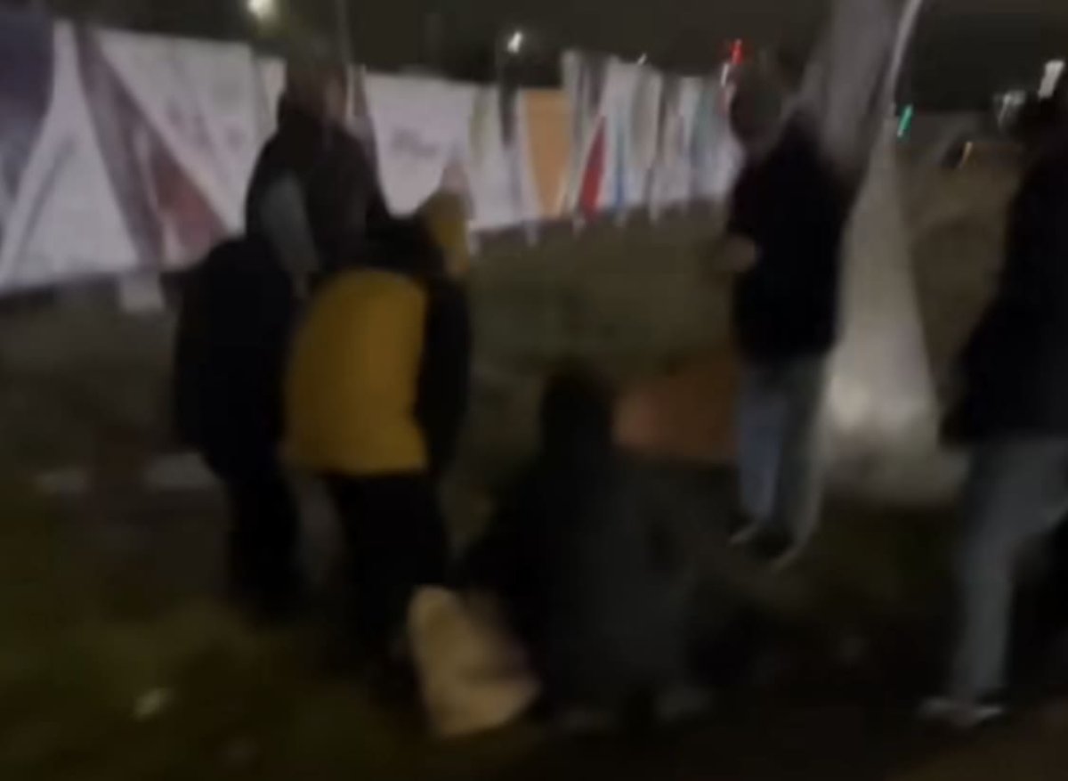 69-летнюю женщину сбило оторванным баннером в Астане (ВИДЕО)