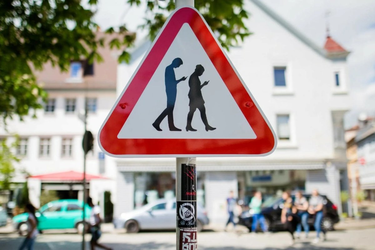 Пешеходов со смартфоном в руках будут штрафовать в Румынии