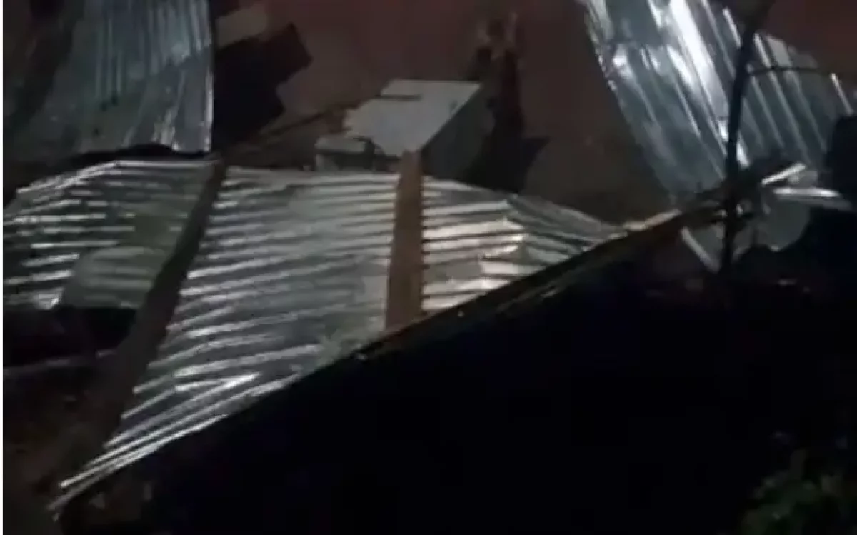 Қарағандыда күшті жел электр сымдарын үзіп, үйлердің шатырларын жұлып кетті