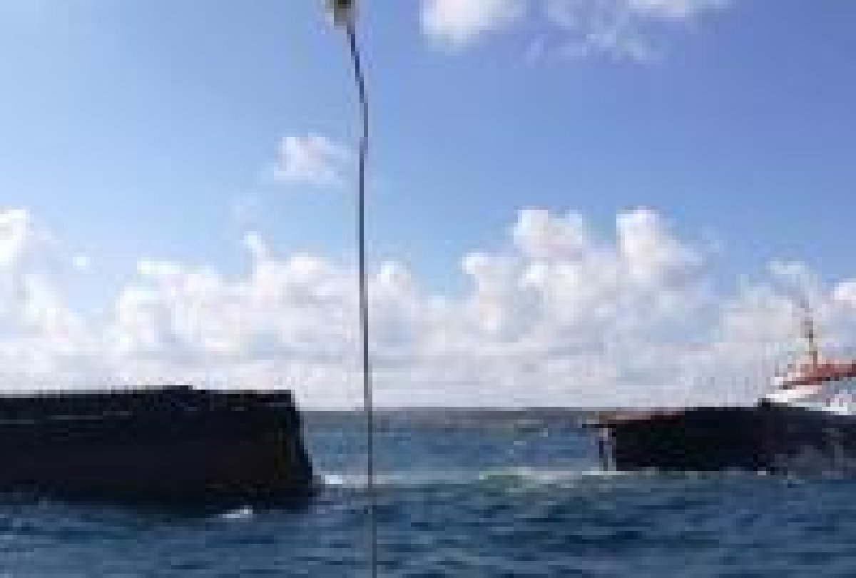 В Босфоре надвое раскололся турецкий сухогруз