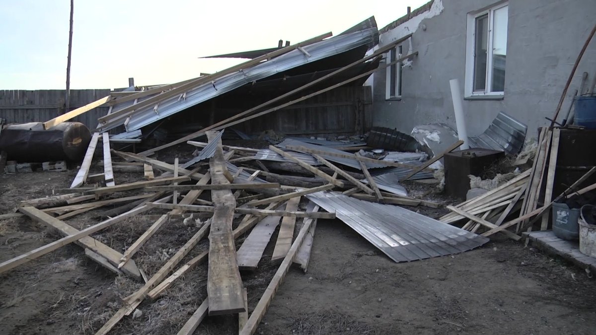 Павлодар облысында қатты дауылдан 83 әлеуметтік нысанның шатыры ұшып, 10 ауыл жарықсыз қалды