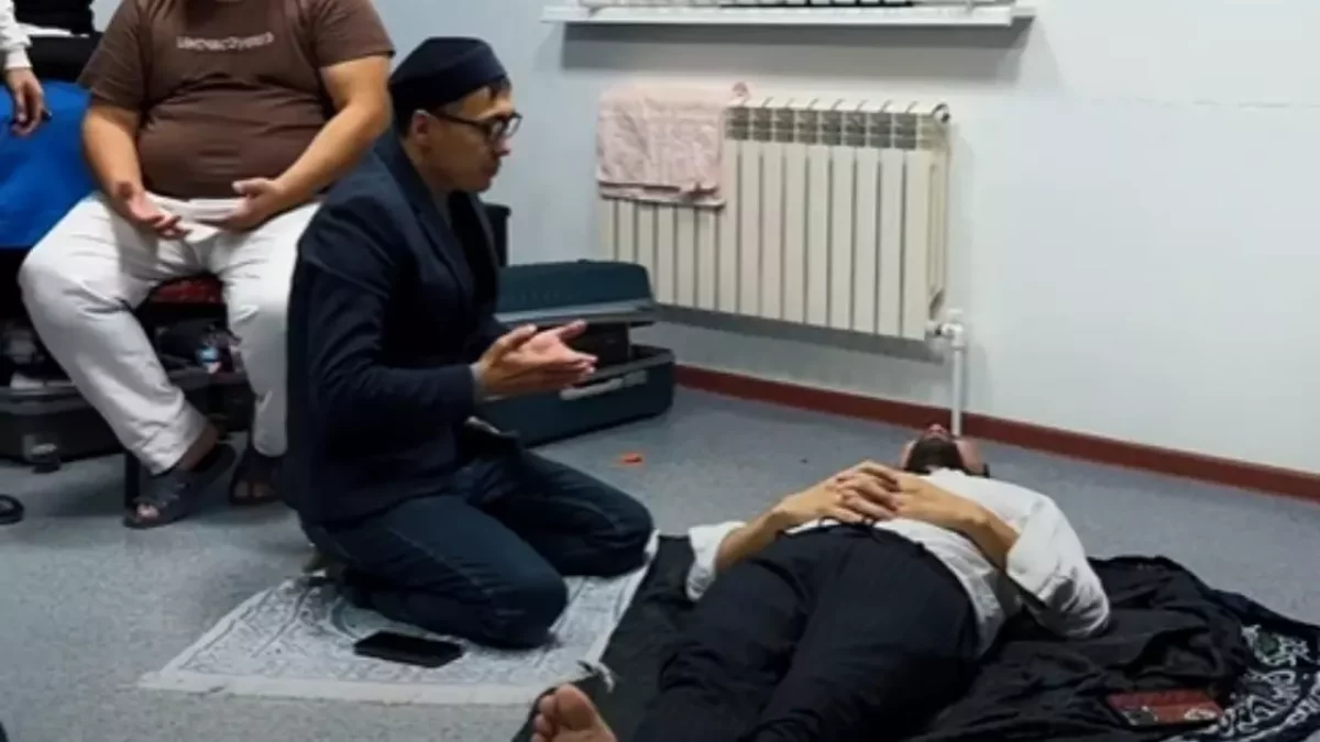 Денсаулығы сыр берген Жанболат Найзабековке концерт алдында имам дем салды