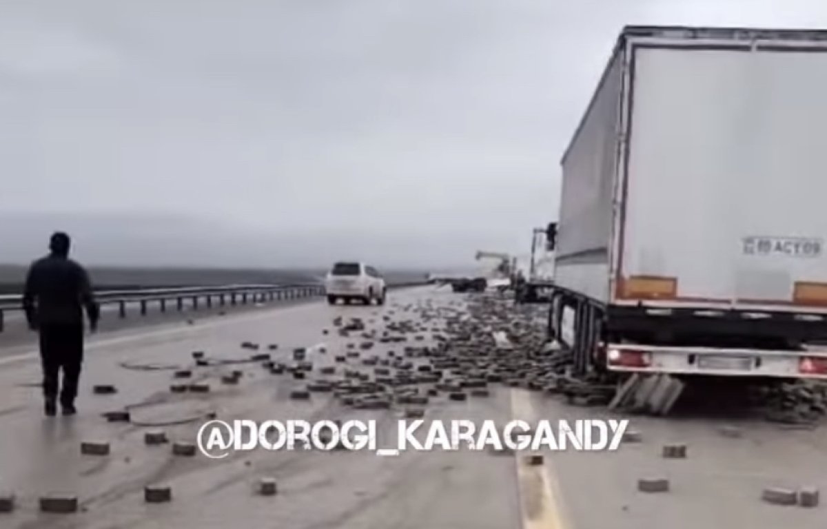 «Думал, хана!»: кирпичи с большегруза разлетелись по трассе после ДТП в Карагандинской области