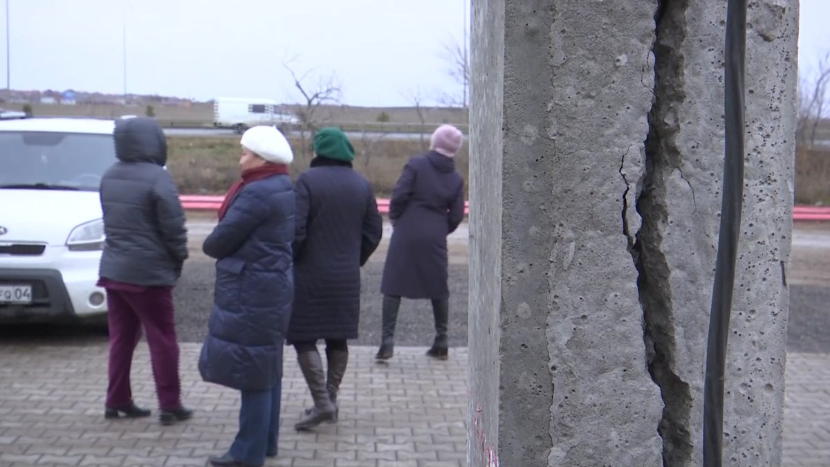 Новые столбы потрескались в Актобе: власти ищут решение