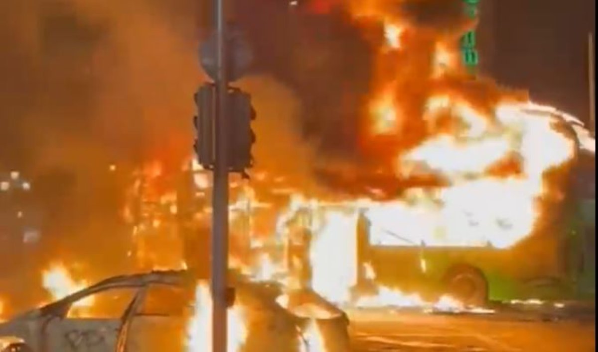 Горящие автобусы и погромы: в Ирландии массовые протесты