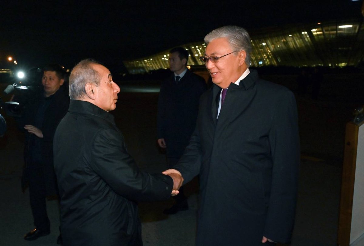 Токаев завершил визит в Минск и прибыл в Баку