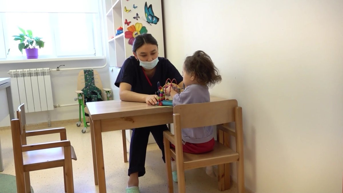 Все педиатры немножко дети, - врач Азамат Райымбеков