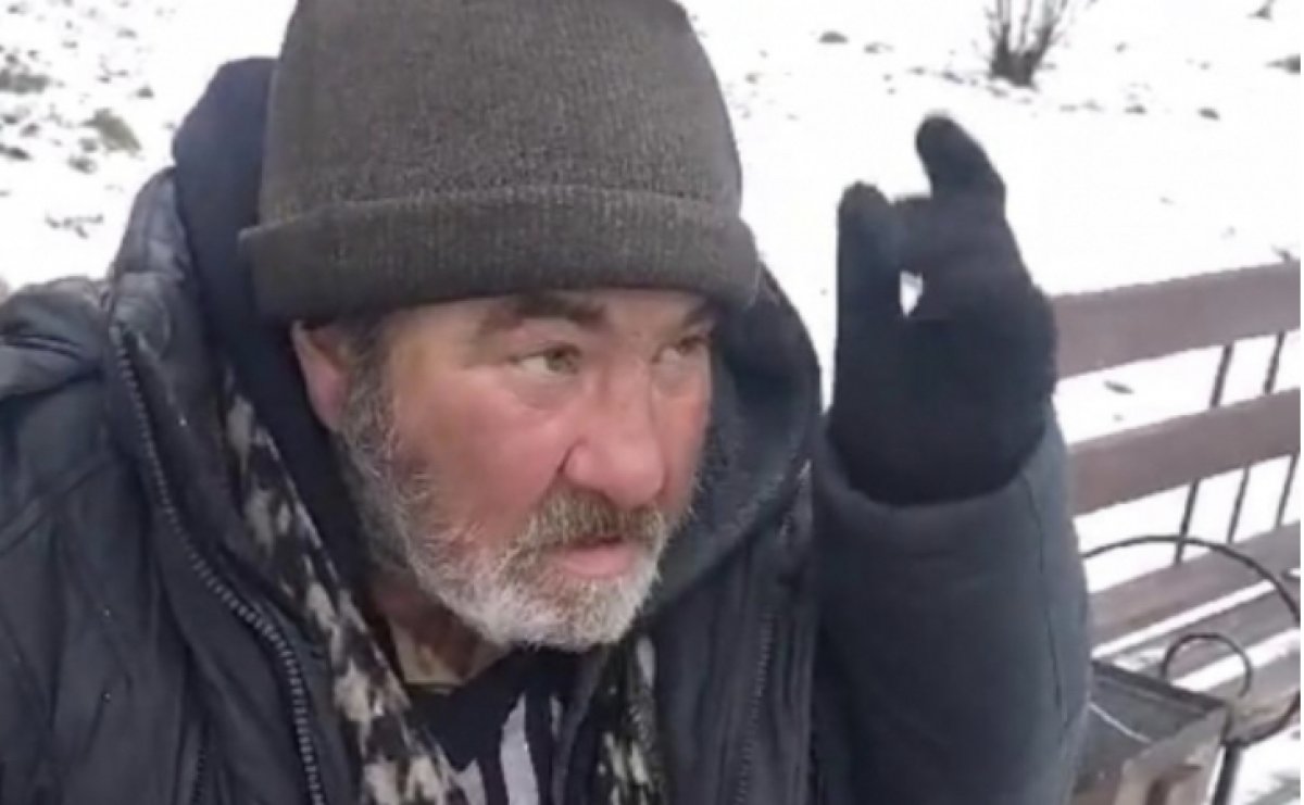 Карагандинец живет на лавочке недалеко от акимата