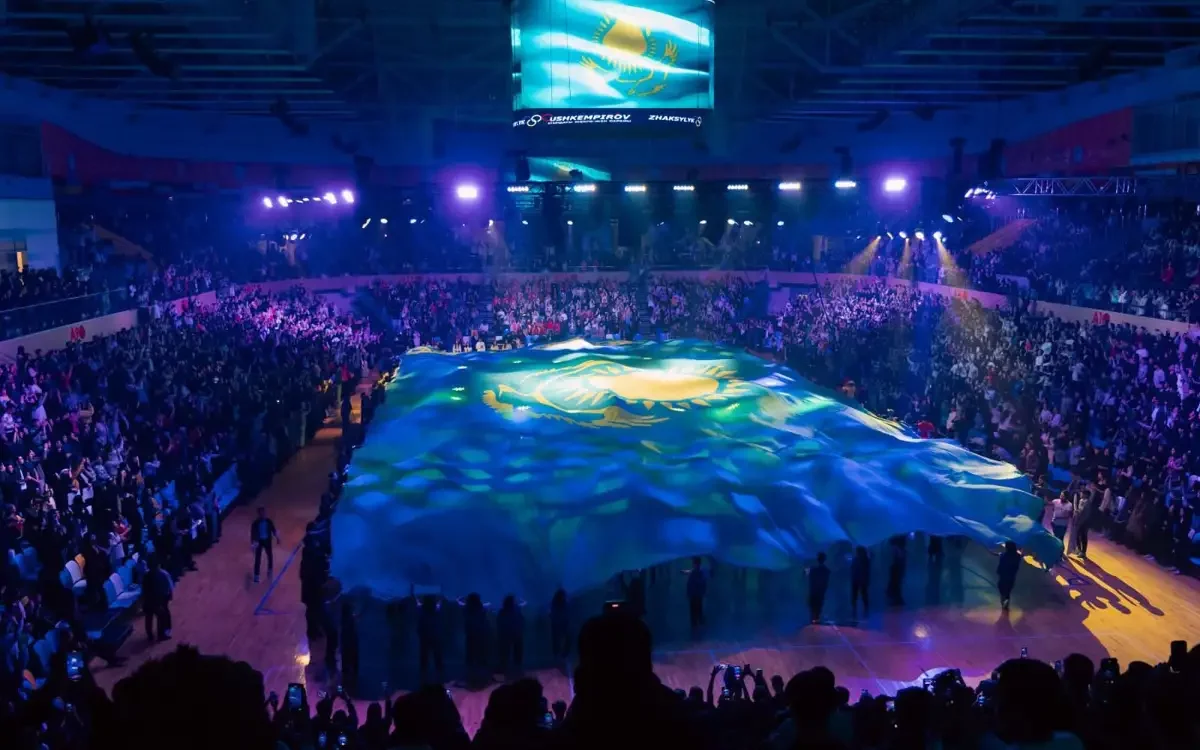 Астанада студент қатарына қабылдау кешінде Қазақстанның ең үлкен туы жайылды