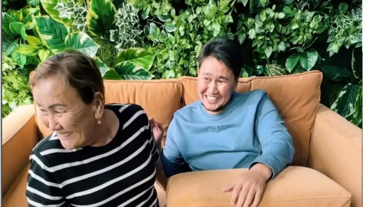 Анасының аяғын жуған Жахан Отарғалиевтің әрекеті желіде қызу талқыға түсті