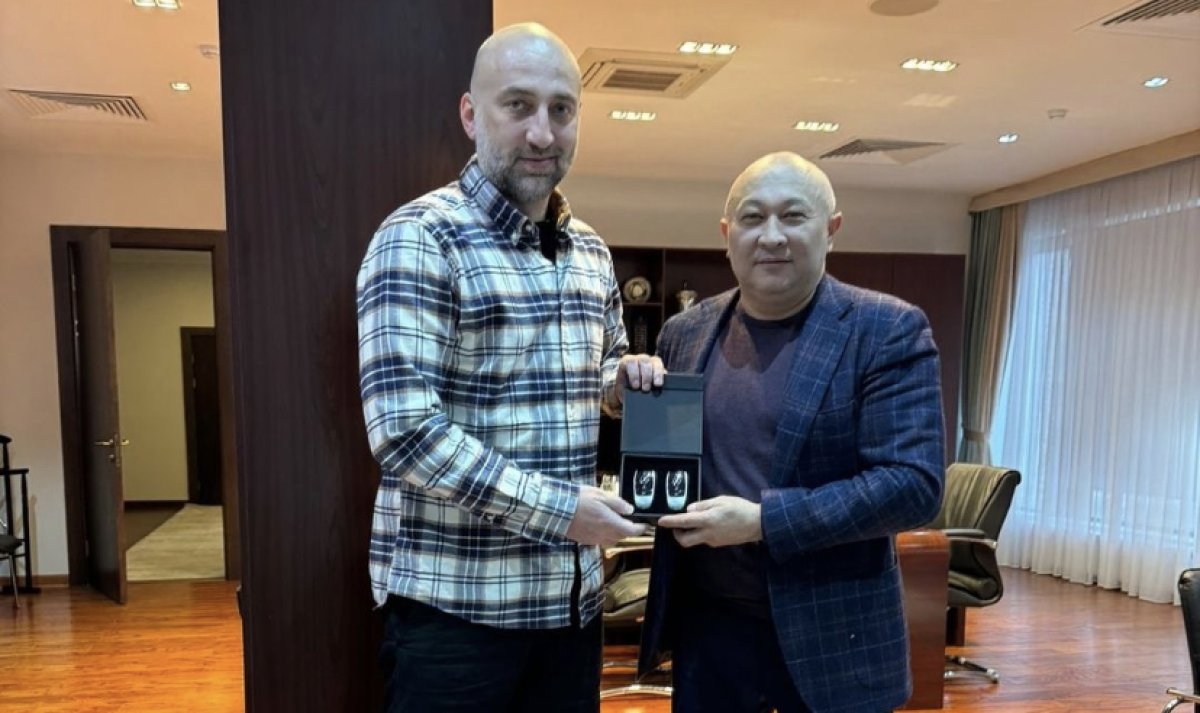 Авто бизнес-класса подарили Магомеду Адиеву