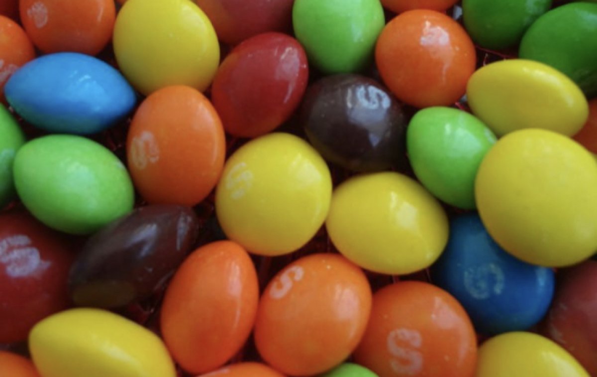 Вызывают рак и бесплодие: врачи требуют запретить конфеты Skittles