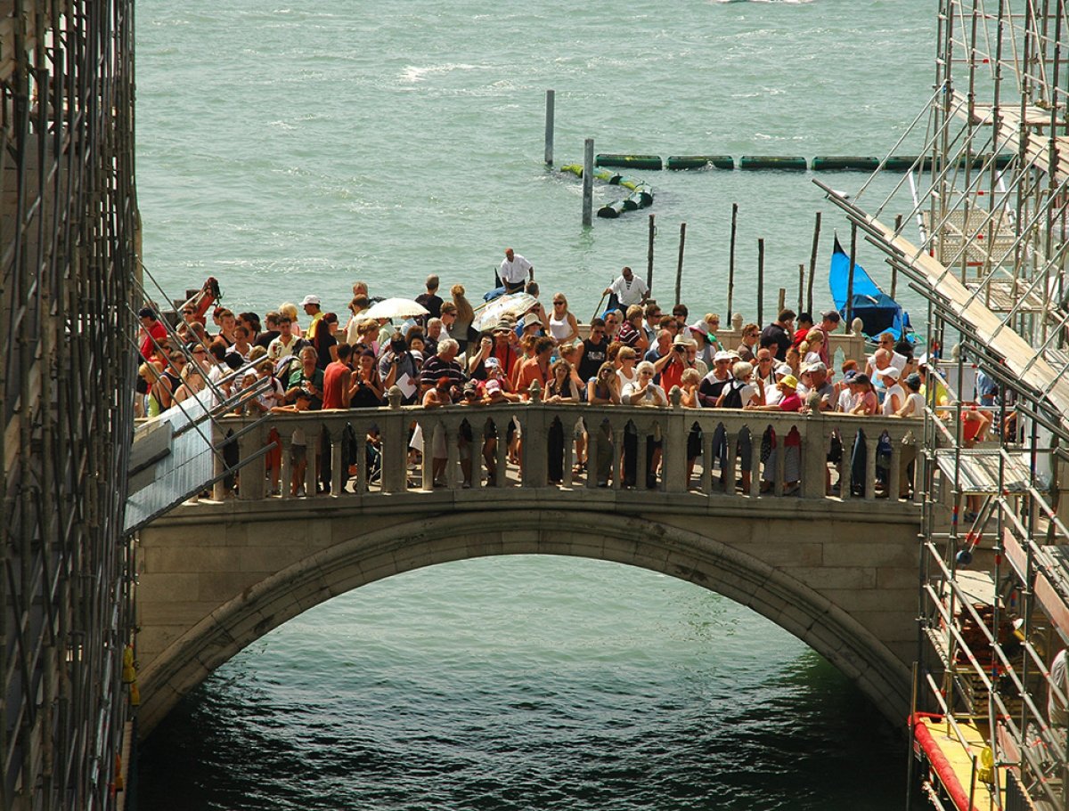 Платный вход в город вводят в Европе из-за многолюдности