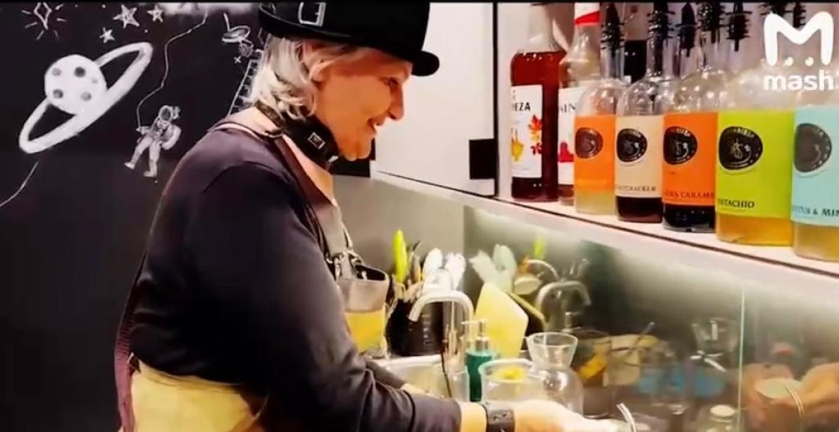Бабушка-бариста удивляет посетителей кофейни