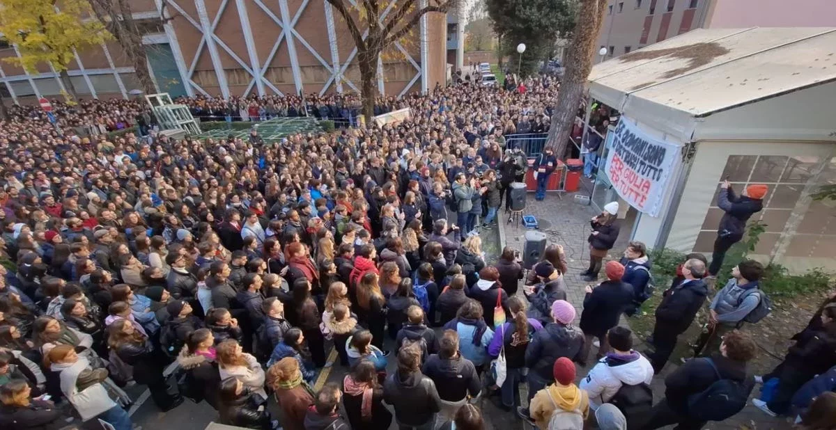 26 жерінен пышақтаған: Италияда қатыгездікпен өлтірілген студенттің қазасынан кейін жаппай наразылық шерулері өтті