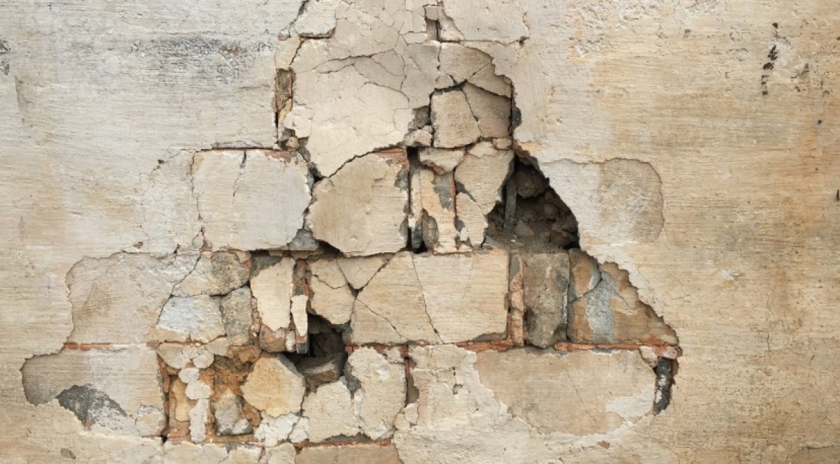 Женщина умерла после падения кирпича на голову в Уральске