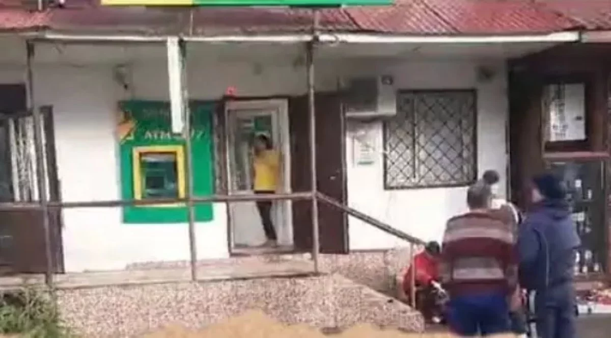 Оралда көшеде кетіп бара жатқанда әйелдің үстіне кірпіш құлап, көз жұмды