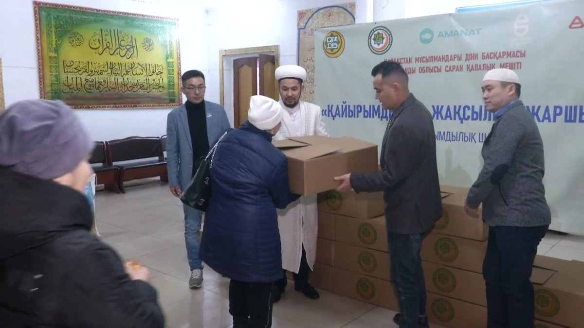 Қарағандыда "AMANAT" партиясының мүшелері көмекке мұқтаж жанұяларға азық-түлік себетін таратты