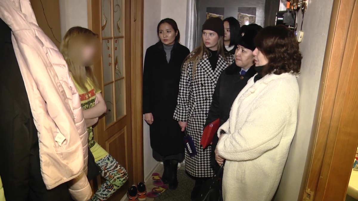 Активисты "Жастар Рухы" совместно с правоохранителями посетили проблемные семьи