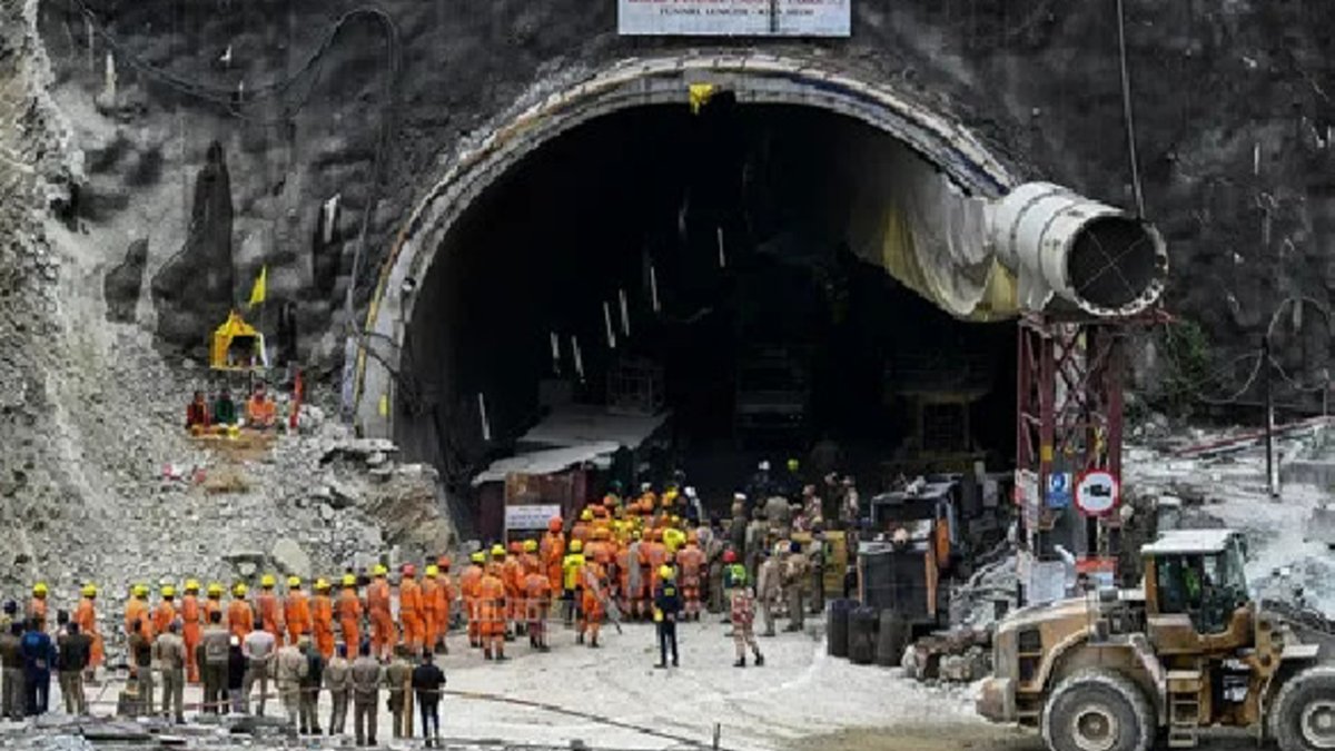 После 17 дней заточения всех рабочих спасли из рухнувшего туннеля в Индии