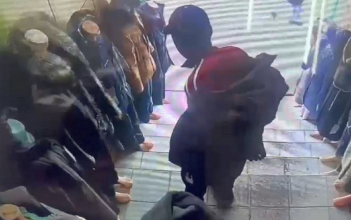 Подмена новой куртки на свою старую попала на видео в актюбинском магазине