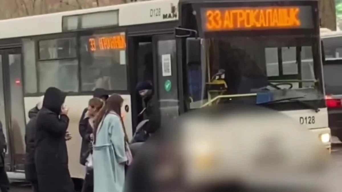 Астанада жолаушылар мінген автобус әйелді қағып кетті