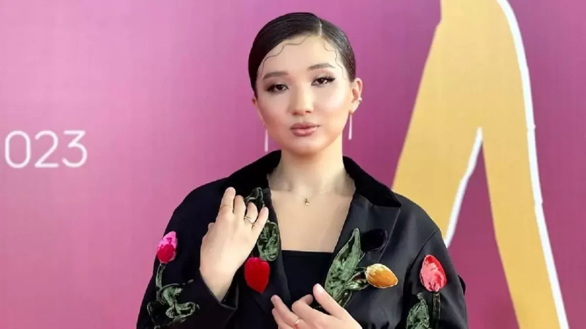 Әнші Ayree белгісіз азаматпен көзге түсті