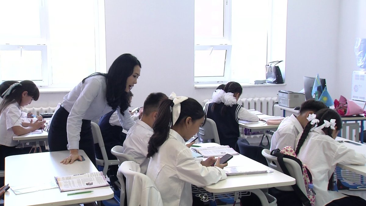 «Енді сабақта телефон ұстауға шектеу қойылады», - депутат