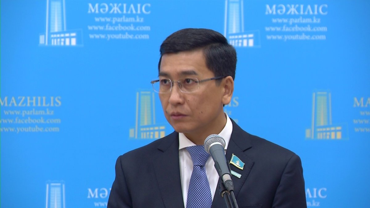 Только в рюкзаках: школьникам запретят пользоваться телефонами