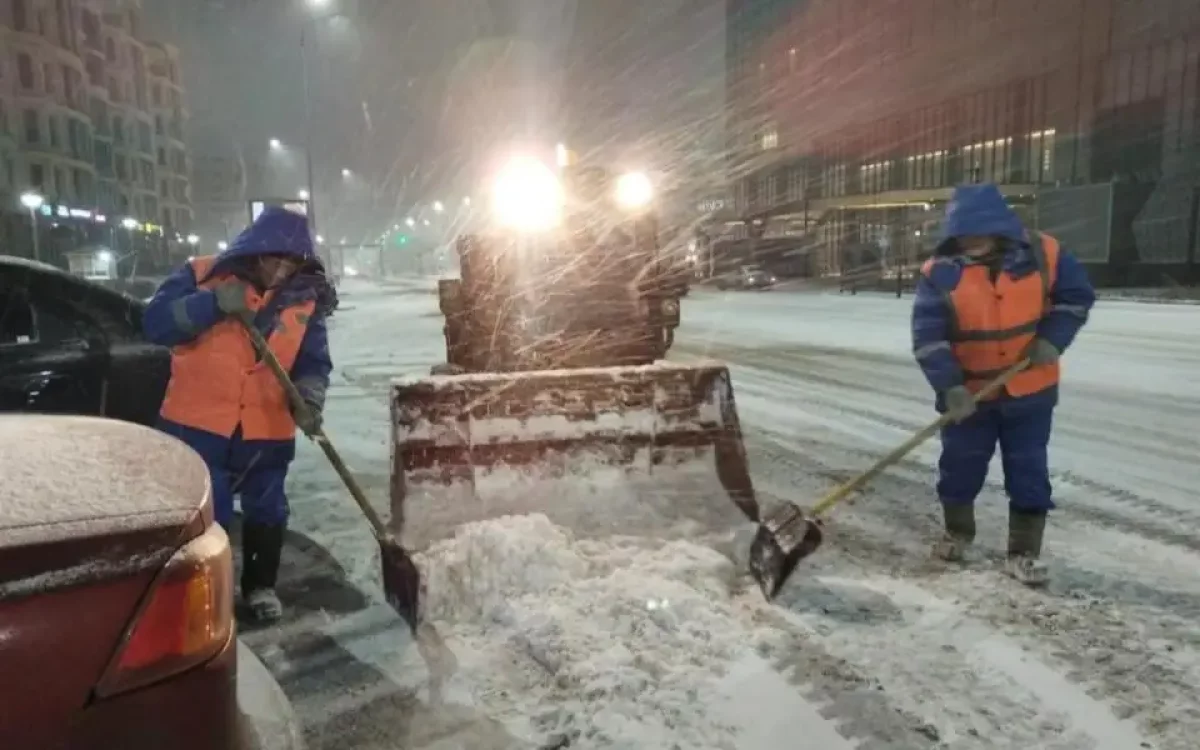 Астанада 2000-нан астам жұмысшы қар күреуге шықты