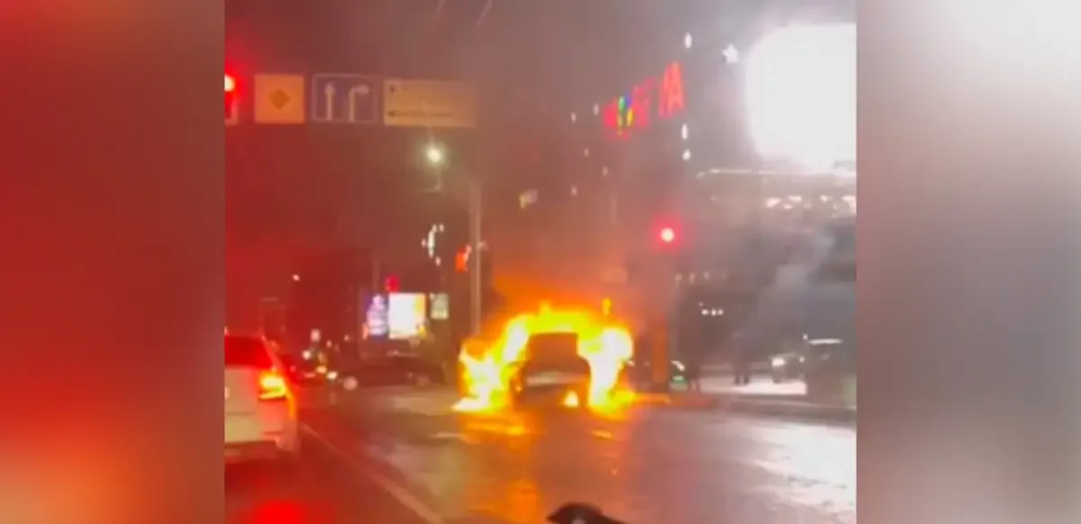 Алматыда түнде көлік өртенді