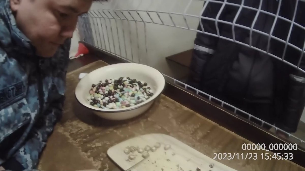 Наркотики в шоколаде пытались пронести в колонию Караганды