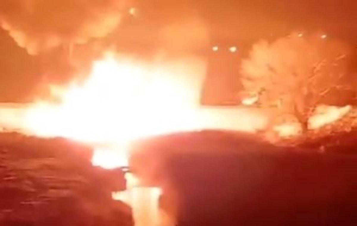 Бензовоз врезался в газовую трубу и загорелся в Алматинской области