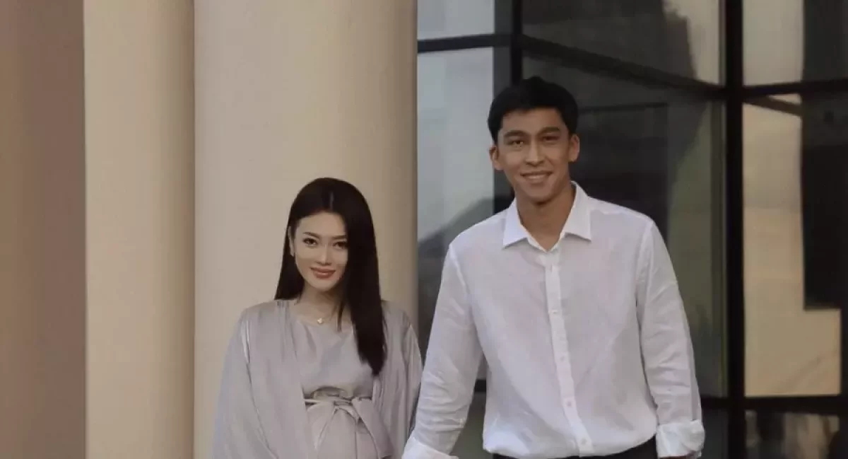 Ерке Есмахан күйеуі берген қымбат сыйлығын көрсетті