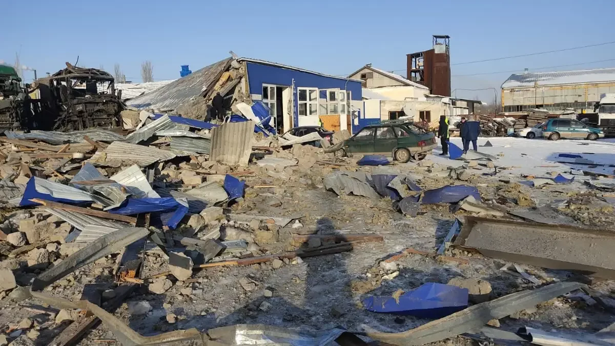 Қостанайда 7 адам қираған үйдің астында қалып қойды