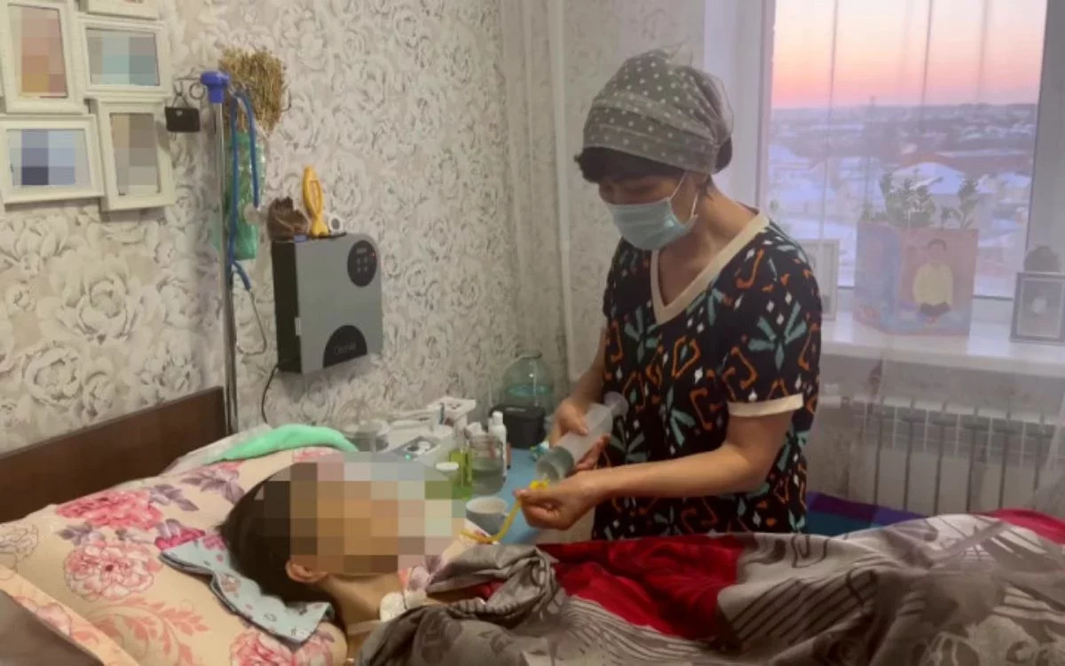 "Себебін ешкім білмейді": Ақтөбеде әйел отадан кейін 9 ай бойы комада жатыр