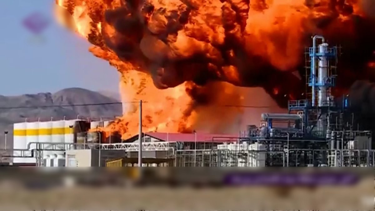 Расследование по делу о взрывах на нефтезаводе начали в Иране