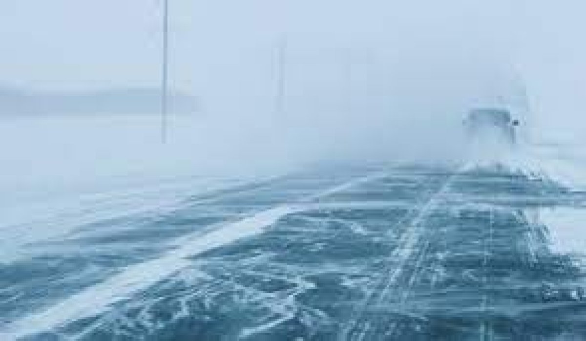 Из-за непогоды в 11 областях закрыты дороги