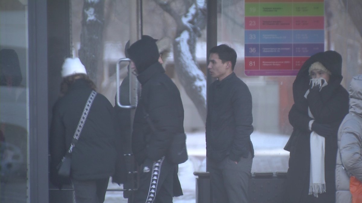 Көшеде киініп жүрген