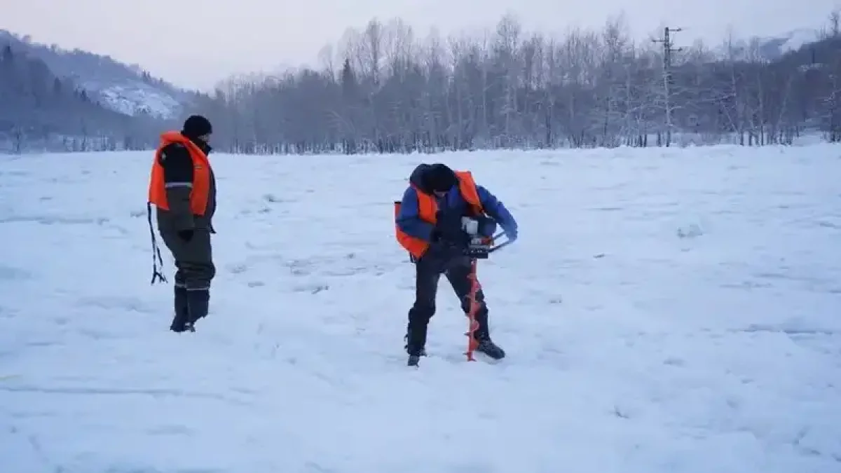 ШҚО-да аяз күшіне мініп, өзендерде мұз жару жұмыстары басталды