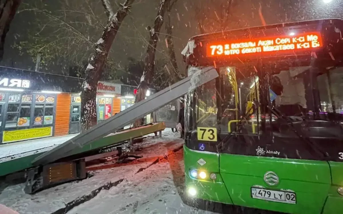 Алматыда автобус аялдамаға соғылып, бір әйел жапа шекті
